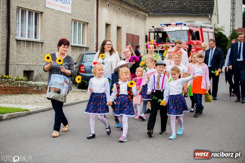 Zdjęcie w galerii na portalu naszraciborz.pl: Barwny korowód dożynkowy przeszedł ulicami Bolesławia wiadomości z regionu