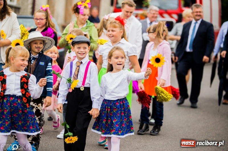 Zdjęcie w galerii na portalu naszraciborz.pl: Barwny korowód dożynkowy przeszedł ulicami Bolesławia wiadomości z regionu