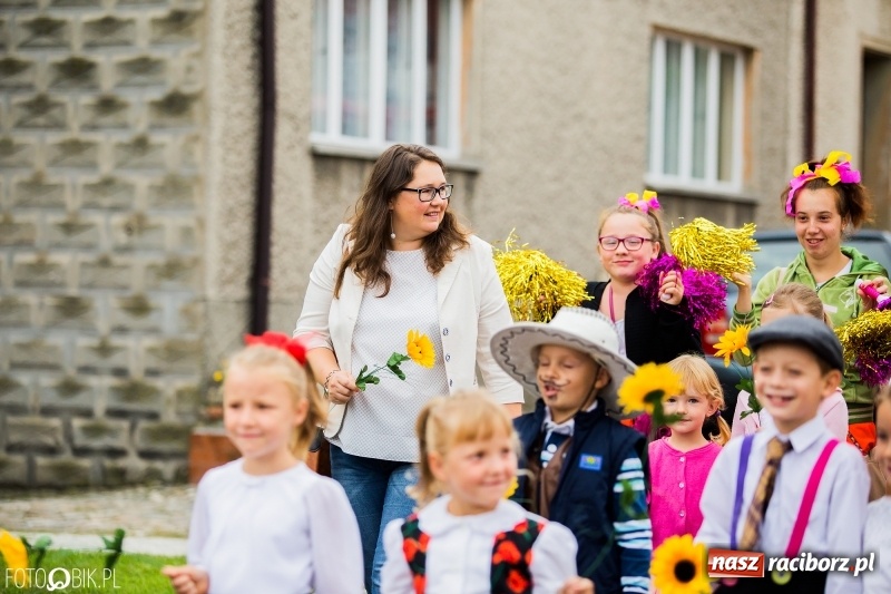 Zdjęcie w galerii na portalu naszraciborz.pl: Barwny korowód dożynkowy przeszedł ulicami Bolesławia wiadomości z regionu