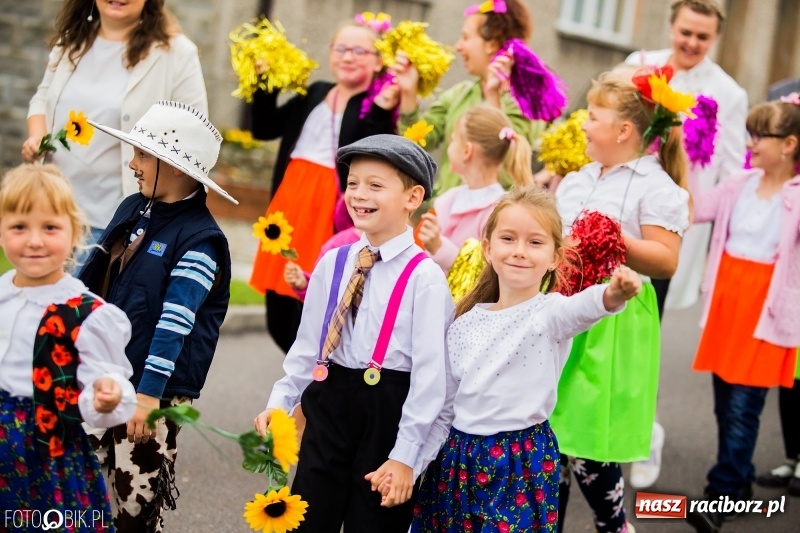 Zdjęcie w galerii na portalu naszraciborz.pl: Barwny korowód dożynkowy przeszedł ulicami Bolesławia wiadomości z regionu