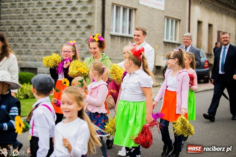 Zdjęcie w galerii na portalu naszraciborz.pl: Barwny korowód dożynkowy przeszedł ulicami Bolesławia wiadomości z regionu