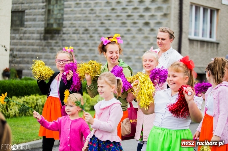 Zdjęcie w galerii na portalu naszraciborz.pl: Barwny korowód dożynkowy przeszedł ulicami Bolesławia wiadomości z regionu