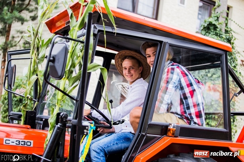 Zdjęcie w galerii na portalu naszraciborz.pl: Barwny korowód dożynkowy przeszedł ulicami Bolesławia wiadomości z regionu