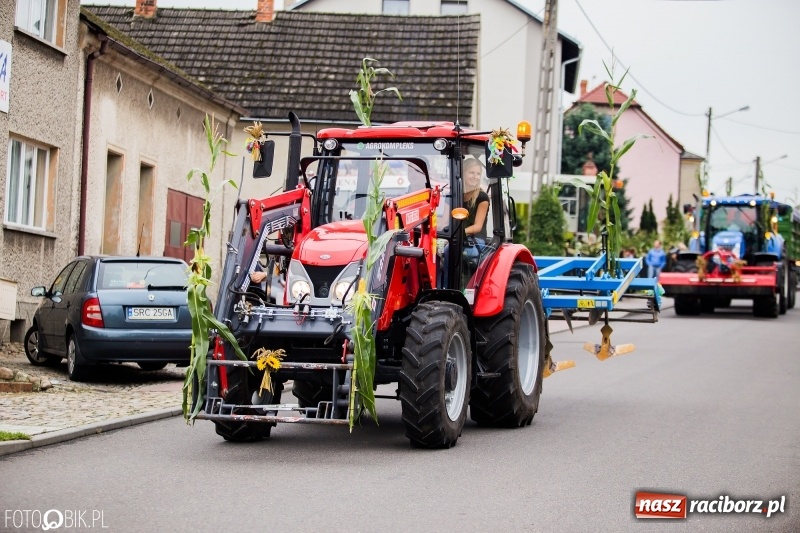 Zdjęcie w galerii na portalu naszraciborz.pl: Barwny korowód dożynkowy przeszedł ulicami Bolesławia wiadomości z regionu