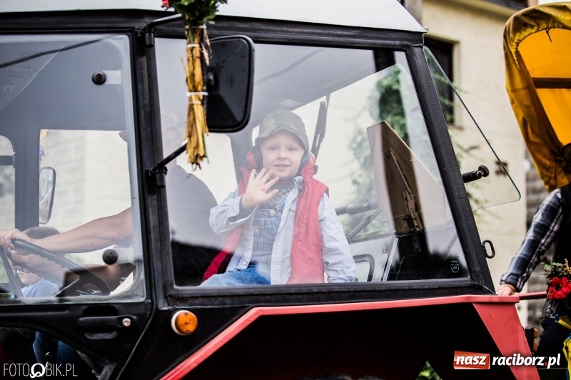 Zdjęcie w galerii na portalu naszraciborz.pl: Barwny korowód dożynkowy przeszedł ulicami Bolesławia wiadomości z regionu