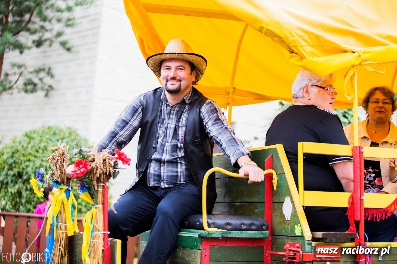 Zdjęcie w galerii na portalu naszraciborz.pl: Barwny korowód dożynkowy przeszedł ulicami Bolesławia wiadomości z regionu