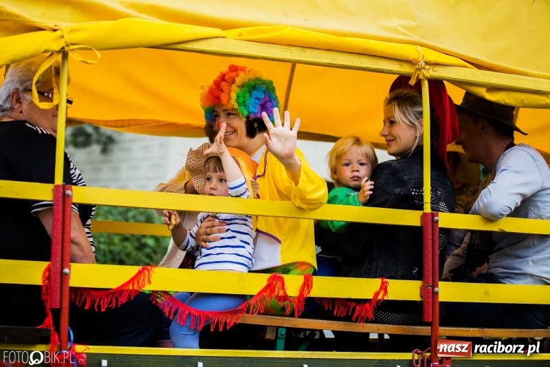 Zdjęcie w galerii na portalu naszraciborz.pl: Barwny korowód dożynkowy przeszedł ulicami Bolesławia wiadomości z regionu