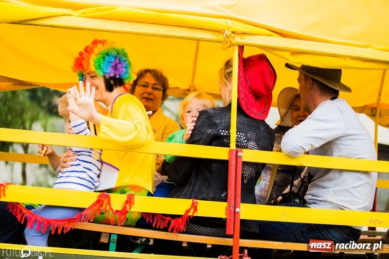 Zdjęcie w galerii na portalu naszraciborz.pl: Barwny korowód dożynkowy przeszedł ulicami Bolesławia wiadomości z regionu