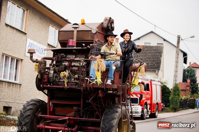 Zdjęcie w galerii na portalu naszraciborz.pl: Barwny korowód dożynkowy przeszedł ulicami Bolesławia wiadomości z regionu