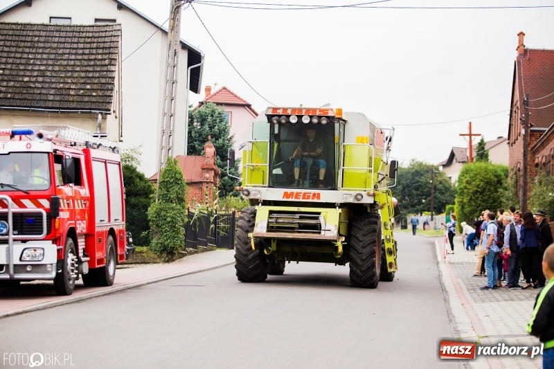 Zdjęcie w galerii na portalu naszraciborz.pl: Barwny korowód dożynkowy przeszedł ulicami Bolesławia wiadomości z regionu