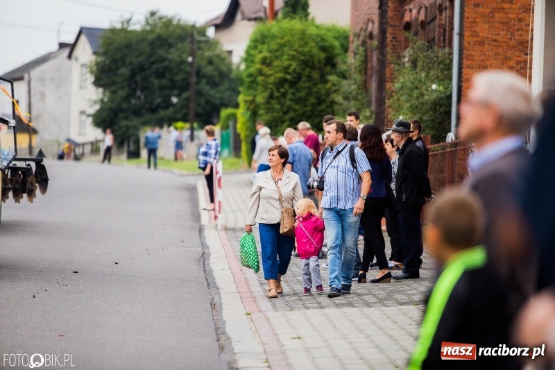 Zdjęcie w galerii na portalu naszraciborz.pl: Barwny korowód dożynkowy przeszedł ulicami Bolesławia wiadomości z regionu