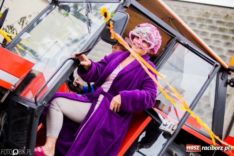 Zdjęcie w galerii na portalu naszraciborz.pl: Barwny korowód dożynkowy przeszedł ulicami Bolesławia wiadomości z regionu