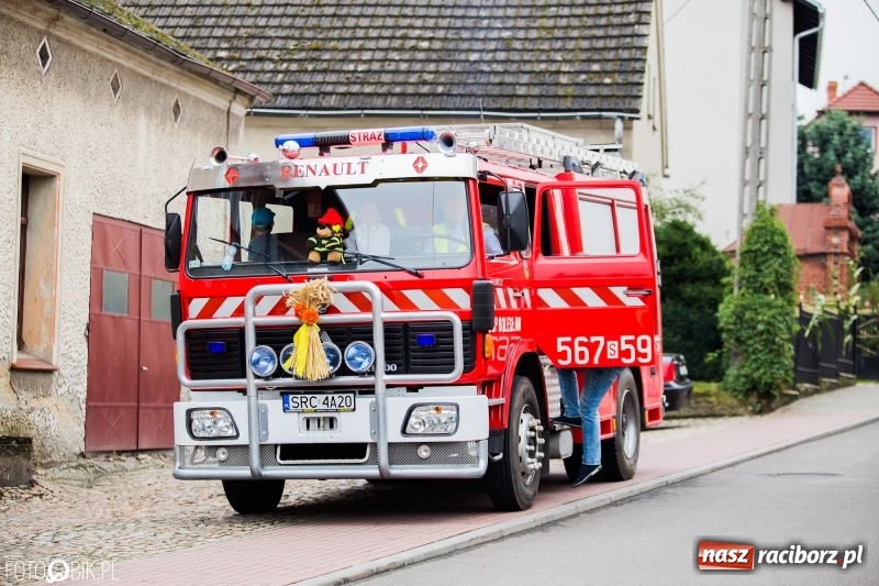 Zdjęcie w galerii na portalu naszraciborz.pl: Barwny korowód dożynkowy przeszedł ulicami Bolesławia wiadomości z regionu