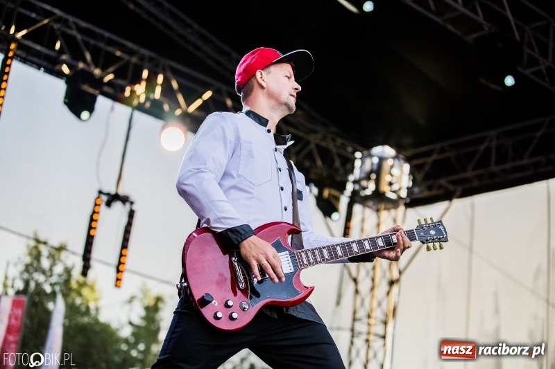 Zdjęcie w galerii na portalu naszraciborz.pl: Disco-Polo na finał XXV Memoriału. Doxxx oraz Piękni i Młodzi porwali raciborską publiczność wiadomości z regionu