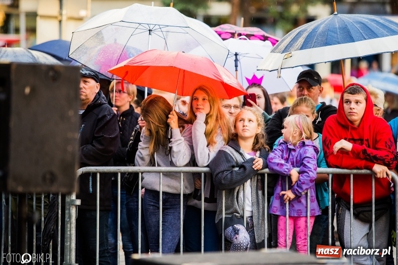 Zdjęcie w galerii na portalu naszraciborz.pl: Disco-Polo na finał XXV Memoriału. Doxxx oraz Piękni i Młodzi porwali raciborską publiczność wiadomości z regionu