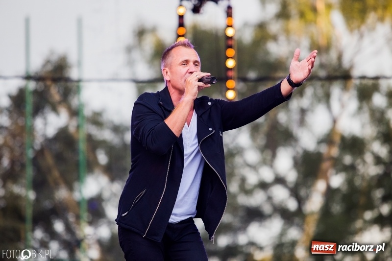 Zdjęcie w galerii na portalu naszraciborz.pl: Disco-Polo na finał XXV Memoriału. Doxxx oraz Piękni i Młodzi porwali raciborską publiczność wiadomości z regionu