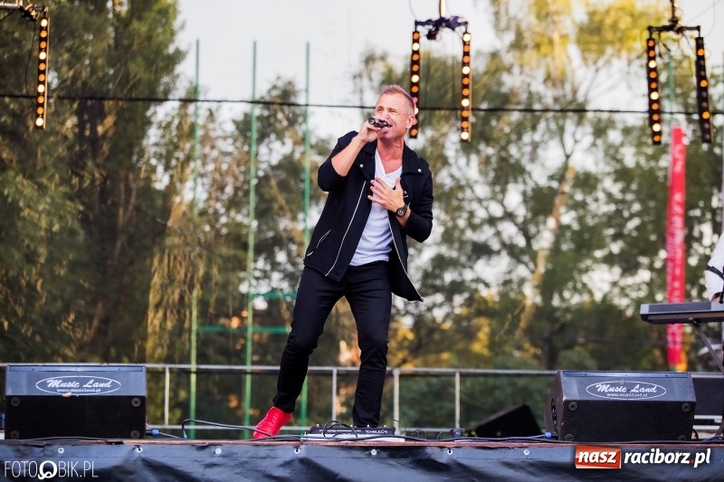 Zdjęcie w galerii na portalu naszraciborz.pl: Disco-Polo na finał XXV Memoriału. Doxxx oraz Piękni i Młodzi porwali raciborską publiczność wiadomości z regionu