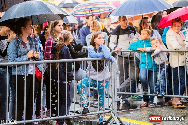 Zdjęcie w galerii na portalu naszraciborz.pl: Disco-Polo na finał XXV Memoriału. Doxxx oraz Piękni i Młodzi porwali raciborską publiczność wiadomości z regionu