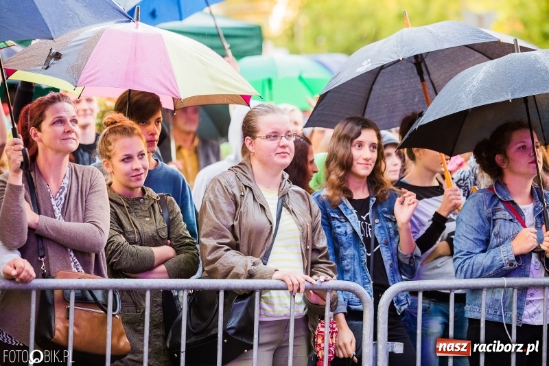 Zdjęcie w galerii na portalu naszraciborz.pl: Disco-Polo na finał XXV Memoriału. Doxxx oraz Piękni i Młodzi porwali raciborską publiczność wiadomości z regionu