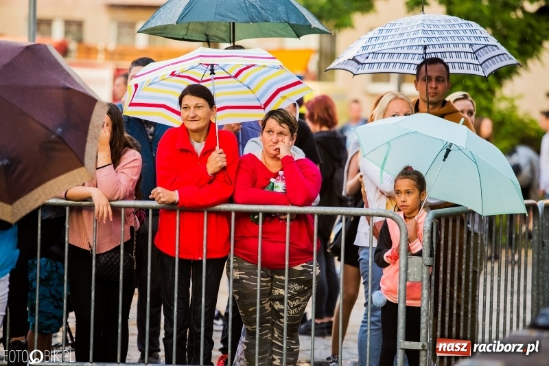 Zdjęcie w galerii na portalu naszraciborz.pl: Disco-Polo na finał XXV Memoriału. Doxxx oraz Piękni i Młodzi porwali raciborską publiczność wiadomości z regionu