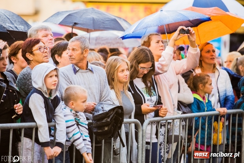 Zdjęcie w galerii na portalu naszraciborz.pl: Disco-Polo na finał XXV Memoriału. Doxxx oraz Piękni i Młodzi porwali raciborską publiczność wiadomości z regionu