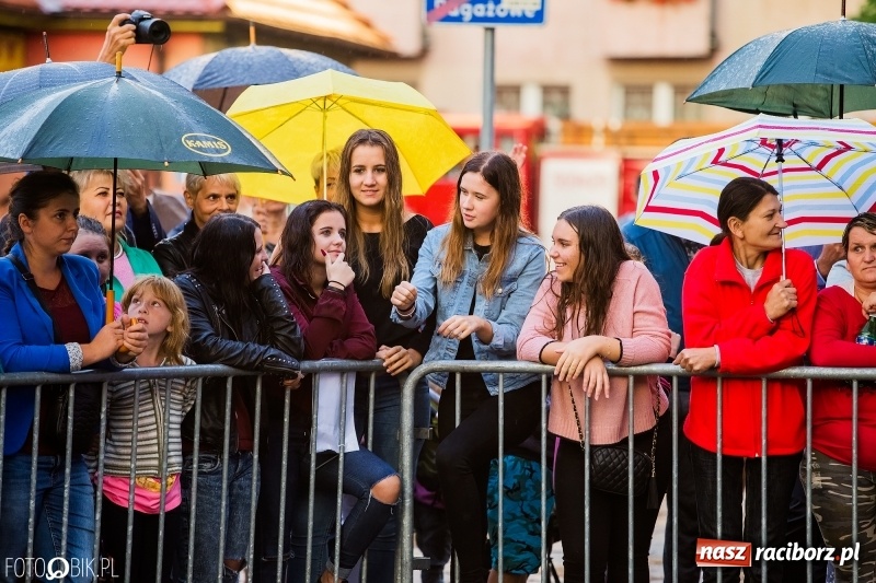 Zdjęcie w galerii na portalu naszraciborz.pl: Disco-Polo na finał XXV Memoriału. Doxxx oraz Piękni i Młodzi porwali raciborską publiczność wiadomości z regionu