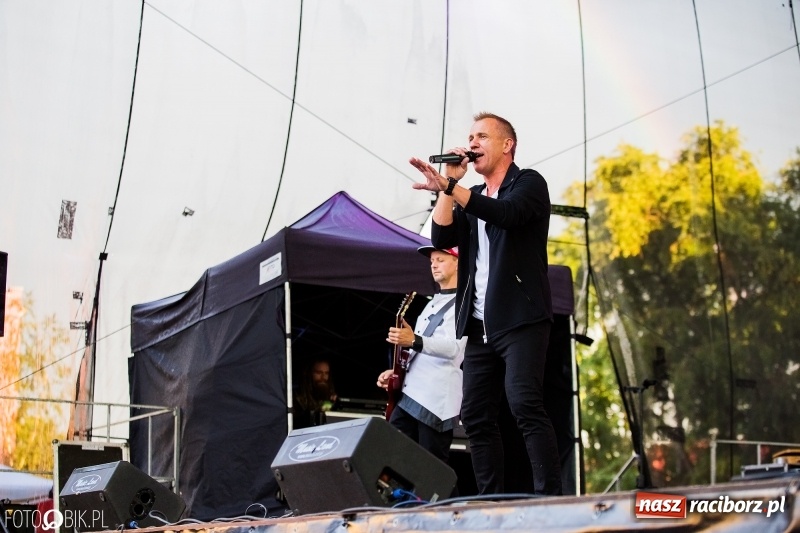 Zdjęcie w galerii na portalu naszraciborz.pl: Disco-Polo na finał XXV Memoriału. Doxxx oraz Piękni i Młodzi porwali raciborską publiczność wiadomości z regionu