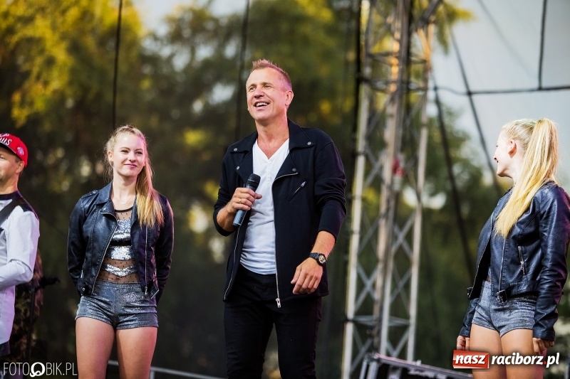 Zdjęcie w galerii na portalu naszraciborz.pl: Disco-Polo na finał XXV Memoriału. Doxxx oraz Piękni i Młodzi porwali raciborską publiczność wiadomości z regionu