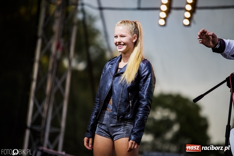 Zdjęcie w galerii na portalu naszraciborz.pl: Disco-Polo na finał XXV Memoriału. Doxxx oraz Piękni i Młodzi porwali raciborską publiczność wiadomości z regionu