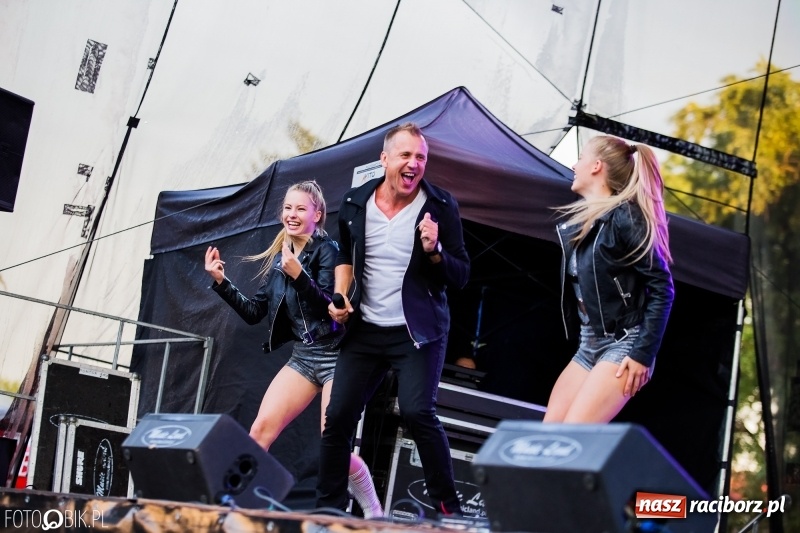 Zdjęcie w galerii na portalu naszraciborz.pl: Disco-Polo na finał XXV Memoriału. Doxxx oraz Piękni i Młodzi porwali raciborską publiczność wiadomości z regionu