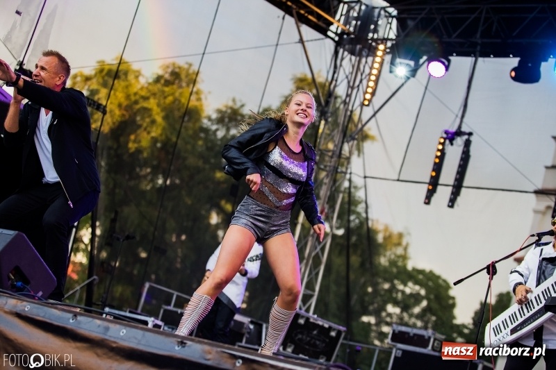 Zdjęcie w galerii na portalu naszraciborz.pl: Disco-Polo na finał XXV Memoriału. Doxxx oraz Piękni i Młodzi porwali raciborską publiczność wiadomości z regionu