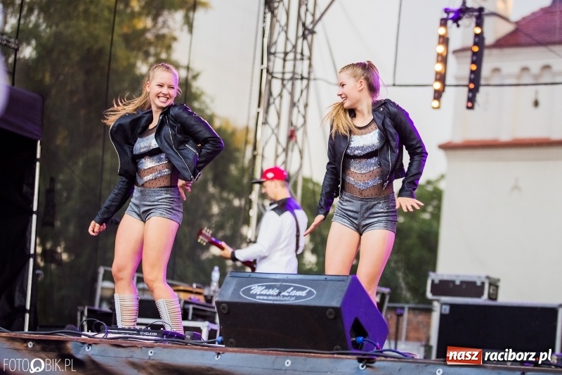 Zdjęcie w galerii na portalu naszraciborz.pl: Disco-Polo na finał XXV Memoriału. Doxxx oraz Piękni i Młodzi porwali raciborską publiczność wiadomości z regionu