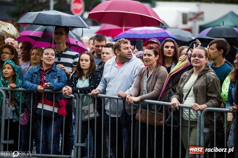 Zdjęcie w galerii na portalu naszraciborz.pl: Disco-Polo na finał XXV Memoriału. Doxxx oraz Piękni i Młodzi porwali raciborską publiczność wiadomości z regionu