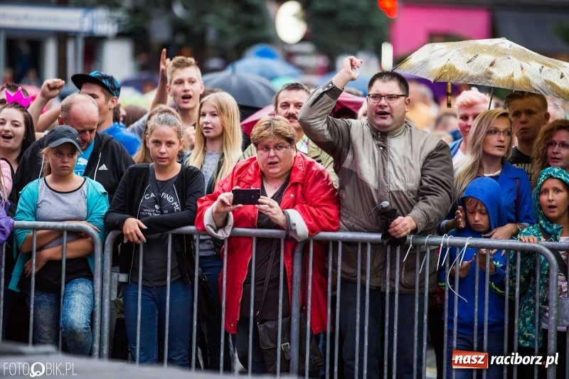 Zdjęcie w galerii na portalu naszraciborz.pl: Disco-Polo na finał XXV Memoriału. Doxxx oraz Piękni i Młodzi porwali raciborską publiczność wiadomości z regionu