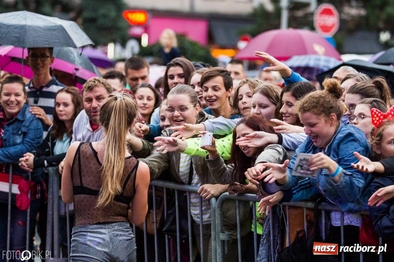 Zdjęcie w galerii na portalu naszraciborz.pl: Disco-Polo na finał XXV Memoriału. Doxxx oraz Piękni i Młodzi porwali raciborską publiczność wiadomości z regionu