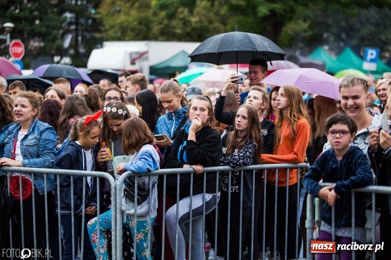 Zdjęcie w galerii na portalu naszraciborz.pl: Disco-Polo na finał XXV Memoriału. Doxxx oraz Piękni i Młodzi porwali raciborską publiczność wiadomości z regionu