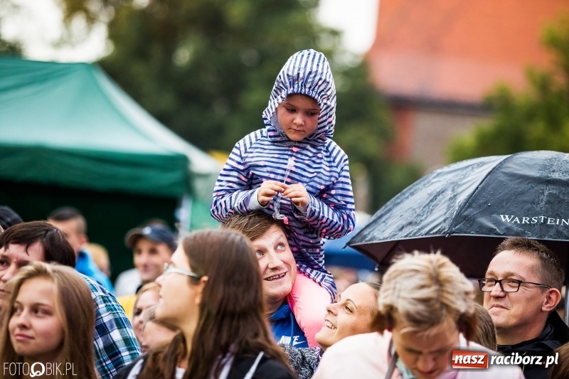 Zdjęcie w galerii na portalu naszraciborz.pl: Disco-Polo na finał XXV Memoriału. Doxxx oraz Piękni i Młodzi porwali raciborską publiczność wiadomości z regionu