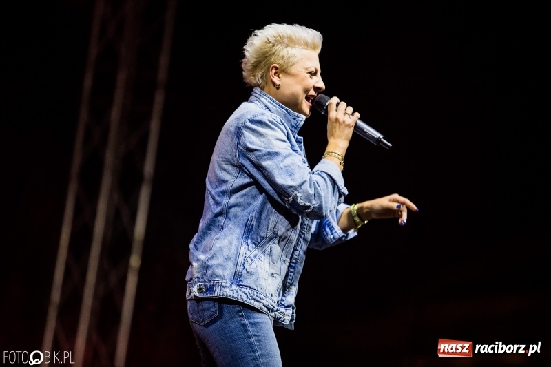 Zdjęcie w galerii na portalu naszraciborz.pl: Disco-Polo na finał XXV Memoriału. Doxxx oraz Piękni i Młodzi porwali raciborską publiczność wiadomości z regionu