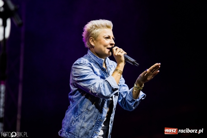 Zdjęcie w galerii na portalu naszraciborz.pl: Disco-Polo na finał XXV Memoriału. Doxxx oraz Piękni i Młodzi porwali raciborską publiczność wiadomości z regionu