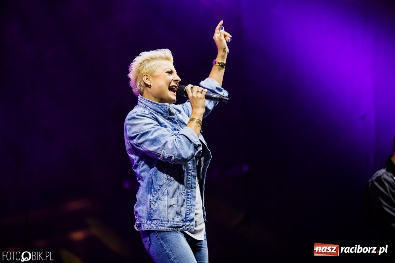 Zdjęcie w galerii na portalu naszraciborz.pl: Disco-Polo na finał XXV Memoriału. Doxxx oraz Piękni i Młodzi porwali raciborską publiczność wiadomości z regionu