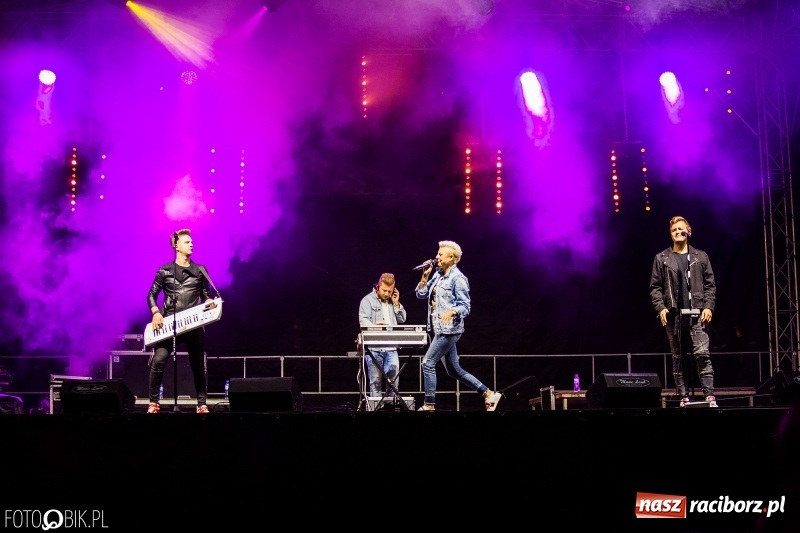 Zdjęcie w galerii na portalu naszraciborz.pl: Disco-Polo na finał XXV Memoriału. Doxxx oraz Piękni i Młodzi porwali raciborską publiczność wiadomości z regionu