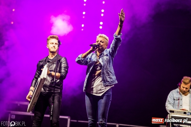 Zdjęcie w galerii na portalu naszraciborz.pl: Disco-Polo na finał XXV Memoriału. Doxxx oraz Piękni i Młodzi porwali raciborską publiczność wiadomości z regionu