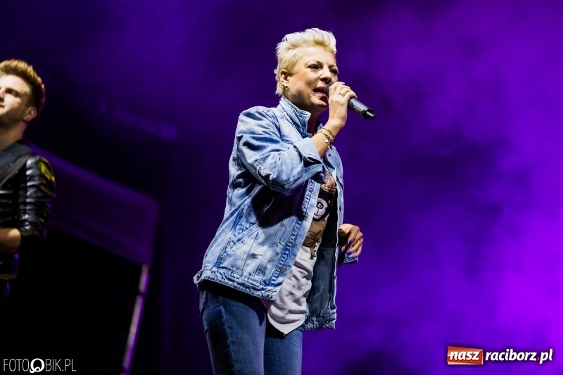 Zdjęcie w galerii na portalu naszraciborz.pl: Disco-Polo na finał XXV Memoriału. Doxxx oraz Piękni i Młodzi porwali raciborską publiczność wiadomości z regionu
