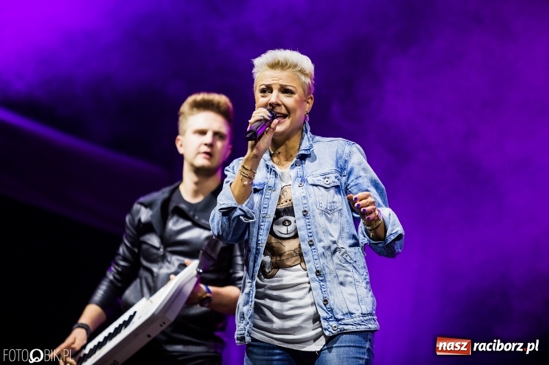 Zdjęcie w galerii na portalu naszraciborz.pl: Disco-Polo na finał XXV Memoriału. Doxxx oraz Piękni i Młodzi porwali raciborską publiczność wiadomości z regionu