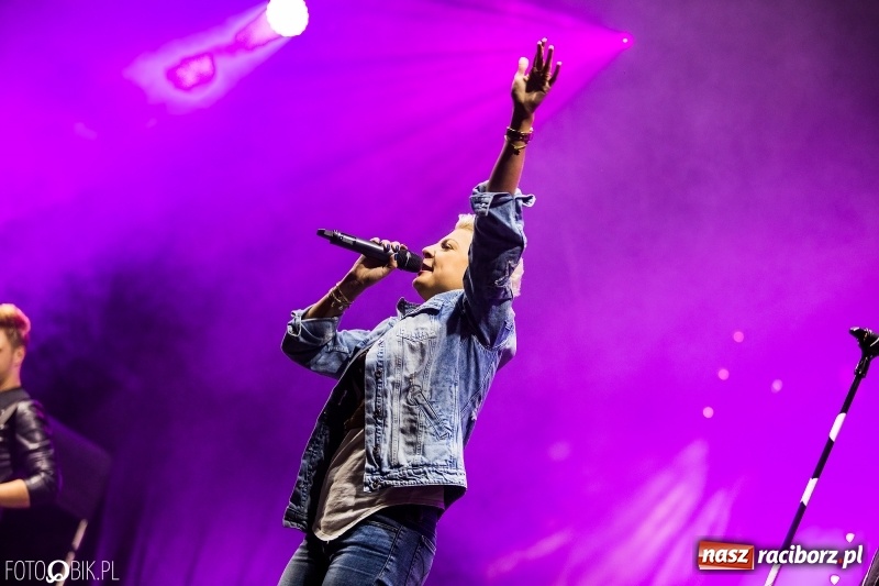 Zdjęcie w galerii na portalu naszraciborz.pl: Disco-Polo na finał XXV Memoriału. Doxxx oraz Piękni i Młodzi porwali raciborską publiczność wiadomości z regionu