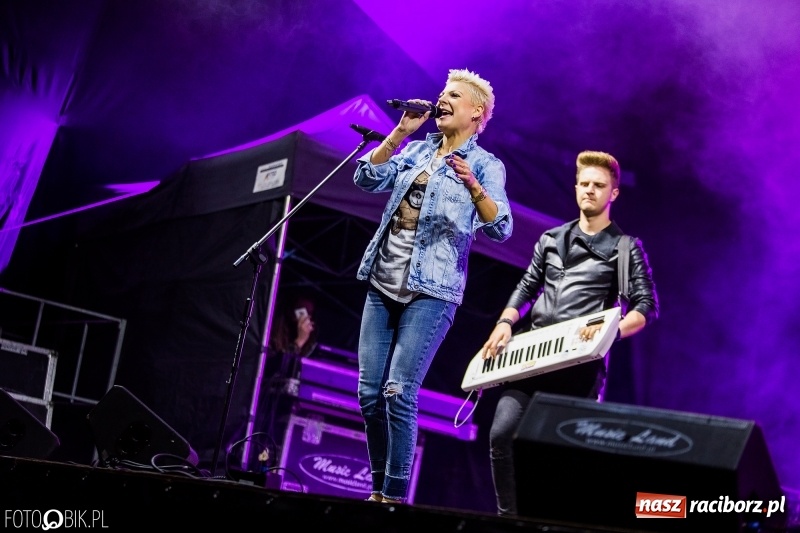 Zdjęcie w galerii na portalu naszraciborz.pl: Disco-Polo na finał XXV Memoriału. Doxxx oraz Piękni i Młodzi porwali raciborską publiczność wiadomości z regionu