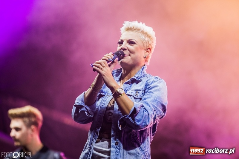 Zdjęcie w galerii na portalu naszraciborz.pl: Disco-Polo na finał XXV Memoriału. Doxxx oraz Piękni i Młodzi porwali raciborską publiczność wiadomości z regionu