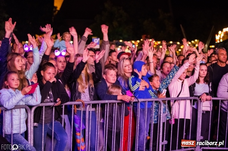 Zdjęcie w galerii na portalu naszraciborz.pl: Disco-Polo na finał XXV Memoriału. Doxxx oraz Piękni i Młodzi porwali raciborską publiczność wiadomości z regionu