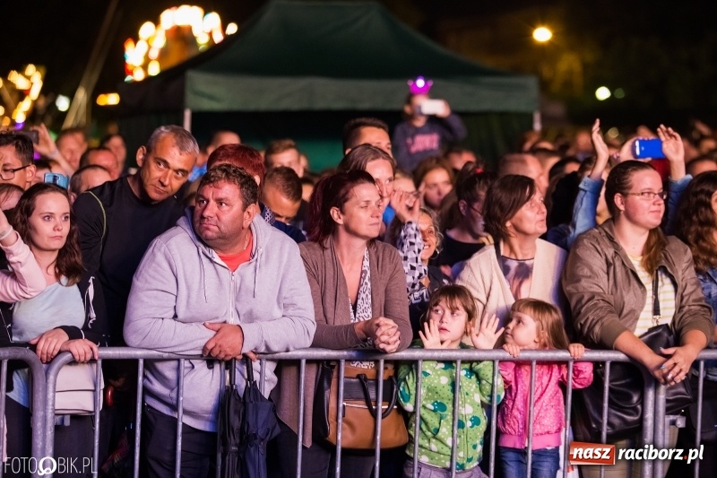 Zdjęcie w galerii na portalu naszraciborz.pl: Disco-Polo na finał XXV Memoriału. Doxxx oraz Piękni i Młodzi porwali raciborską publiczność wiadomości z regionu