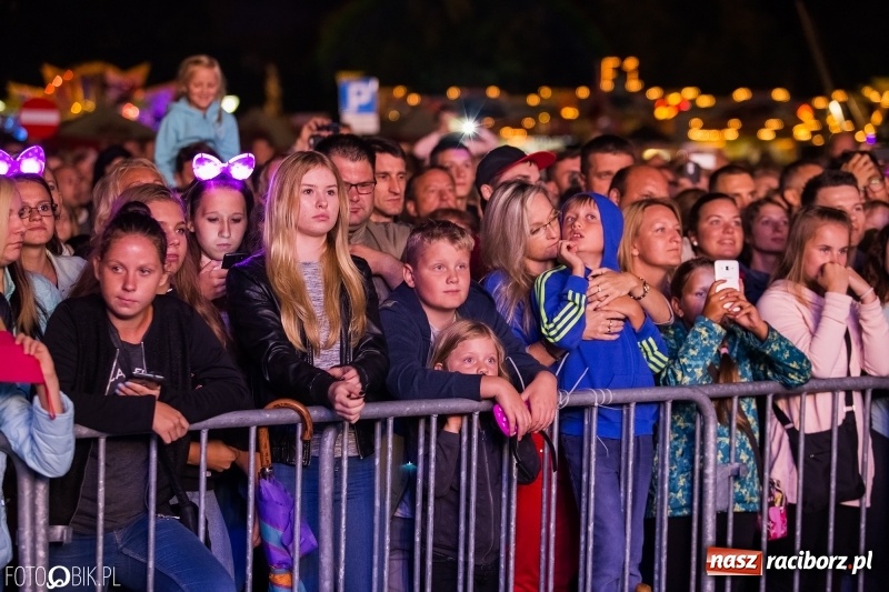 Zdjęcie w galerii na portalu naszraciborz.pl: Disco-Polo na finał XXV Memoriału. Doxxx oraz Piękni i Młodzi porwali raciborską publiczność wiadomości z regionu